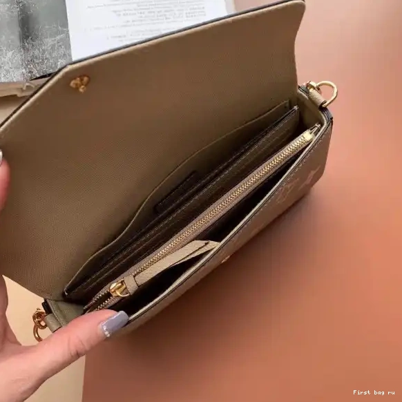 First bag ru POCHETTE LOUIS FÉLICIE VUITTON 0430